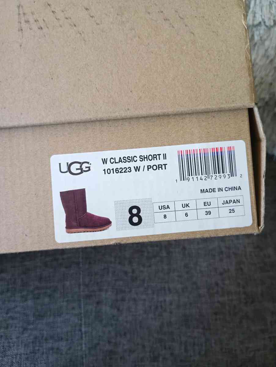 UGG Classic Short II Port Boots  Womens size 8  Purple Color