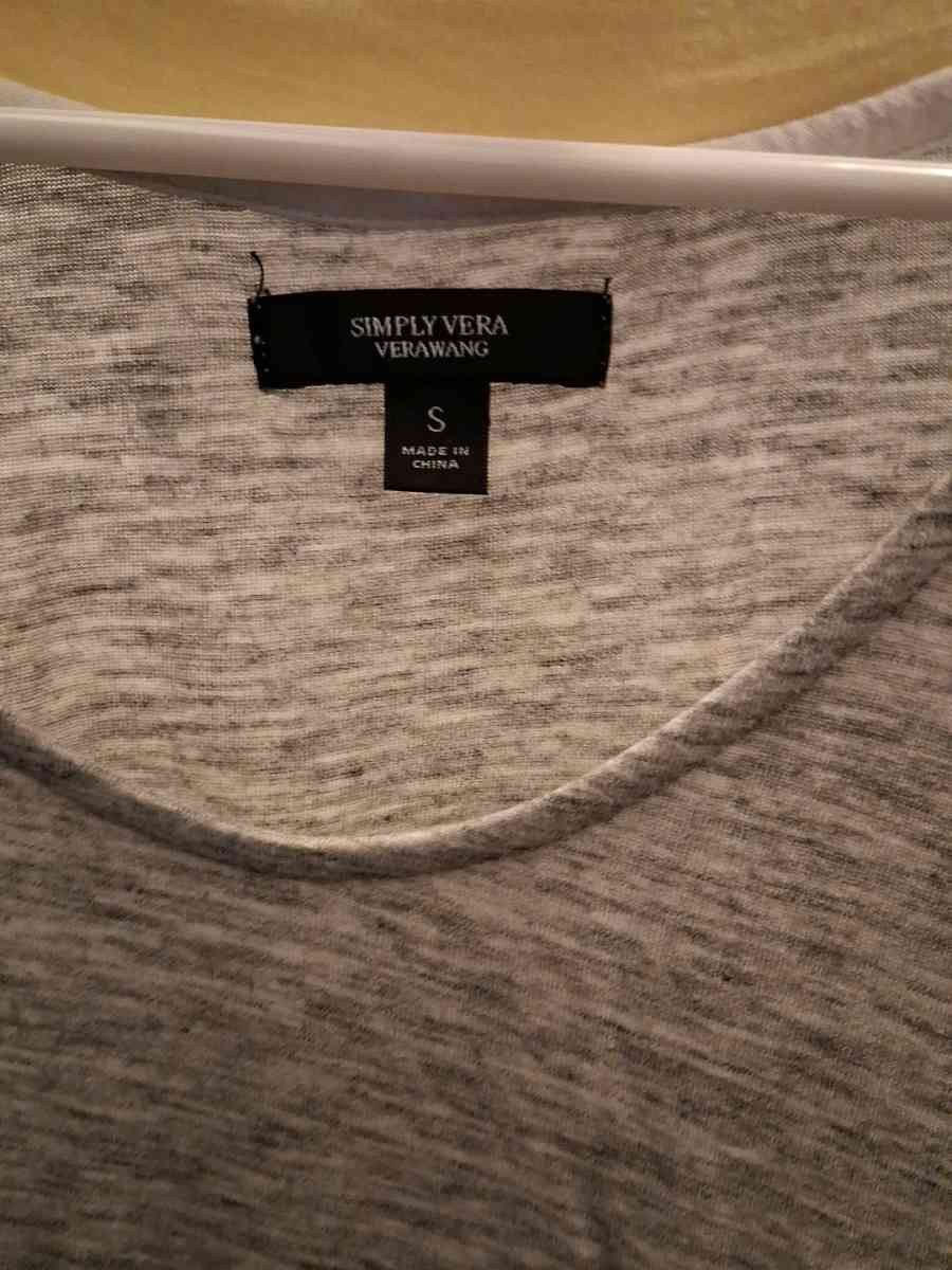 Vera Wang top - Easton, Pennsylvania - FleaMarketBay
