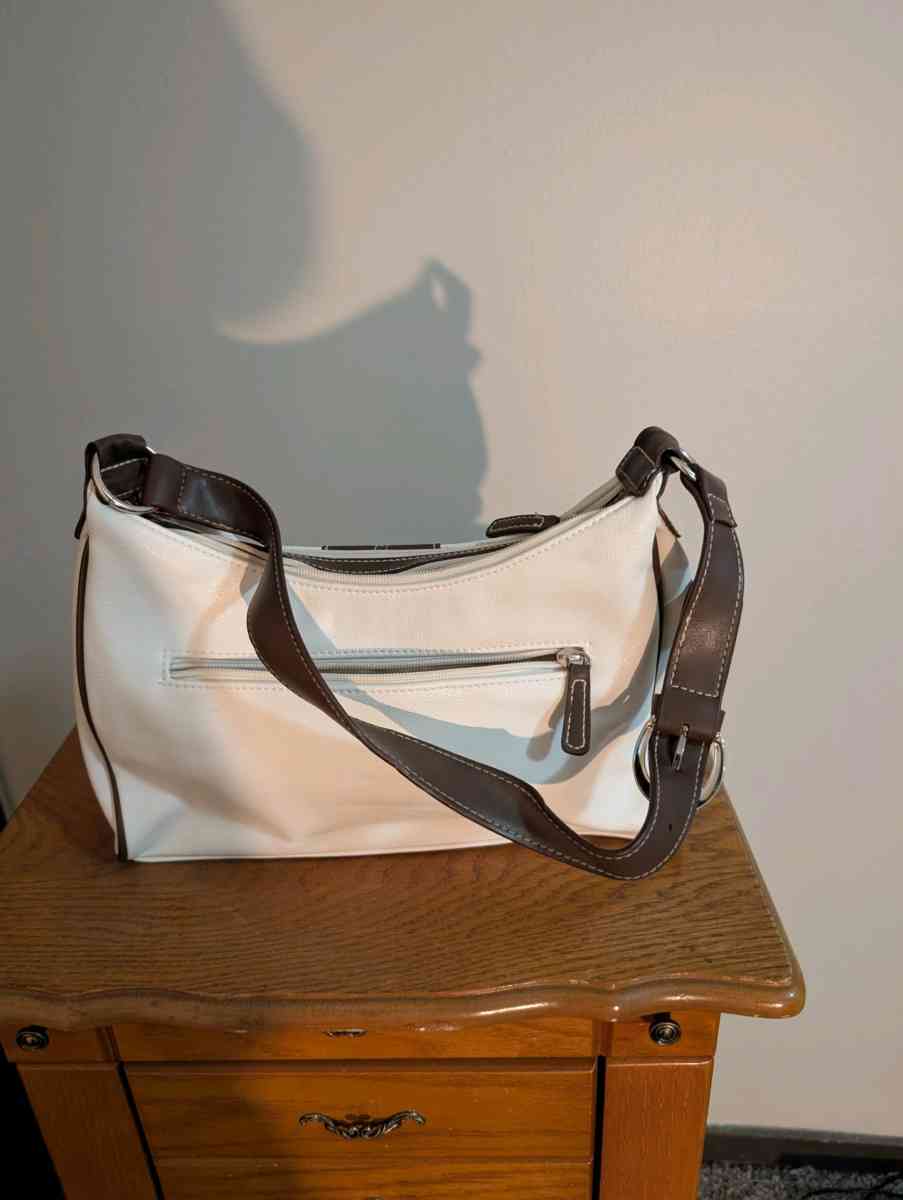 Chic Cream Shoulder Bag with Sleek Design and Versatile Styl
