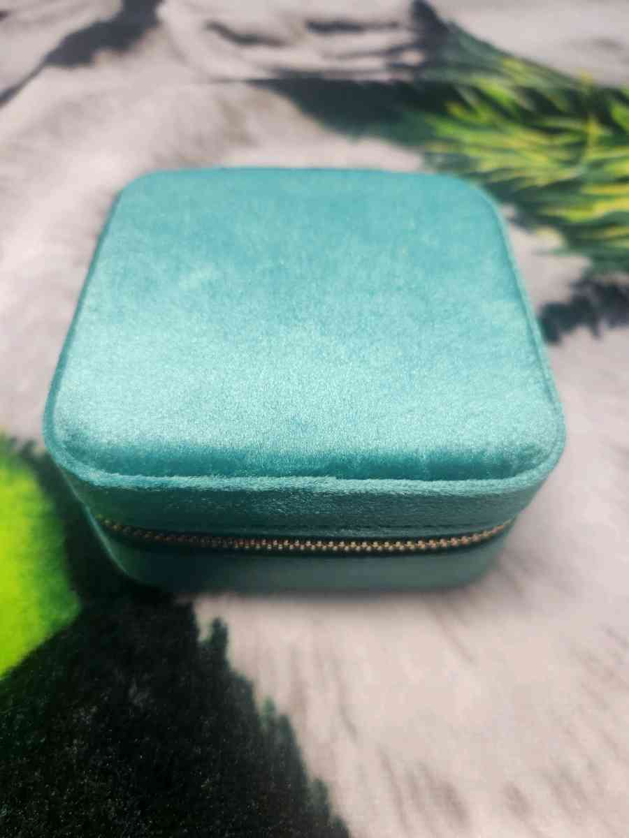 GREEN VELVET JEWELRY ACCESSORIES BOX - Sacramento, California - FleaMarketBay