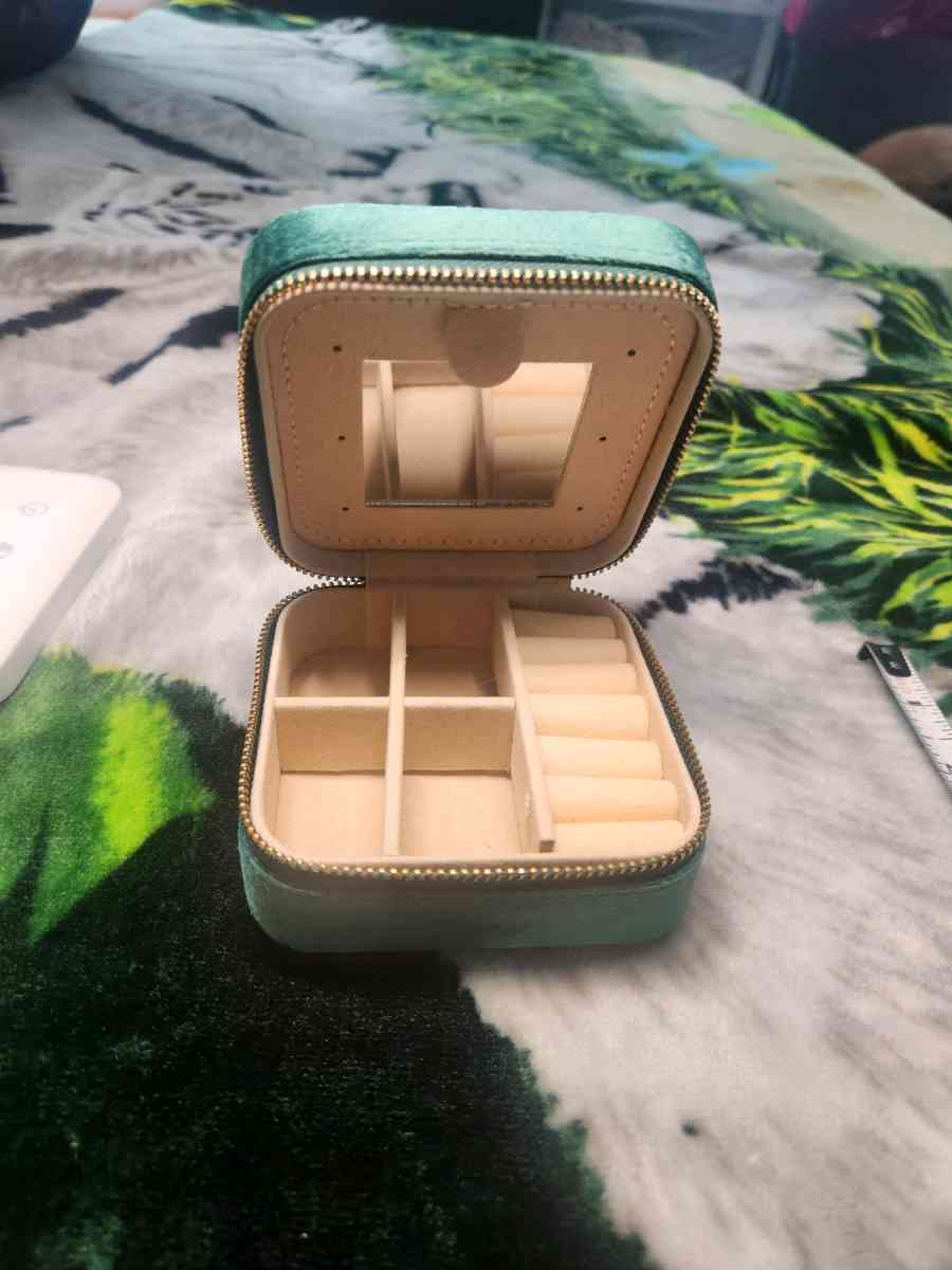 GREEN VELVET JEWELRY ACCESSORIES BOX - Sacramento, California - FleaMarketBay