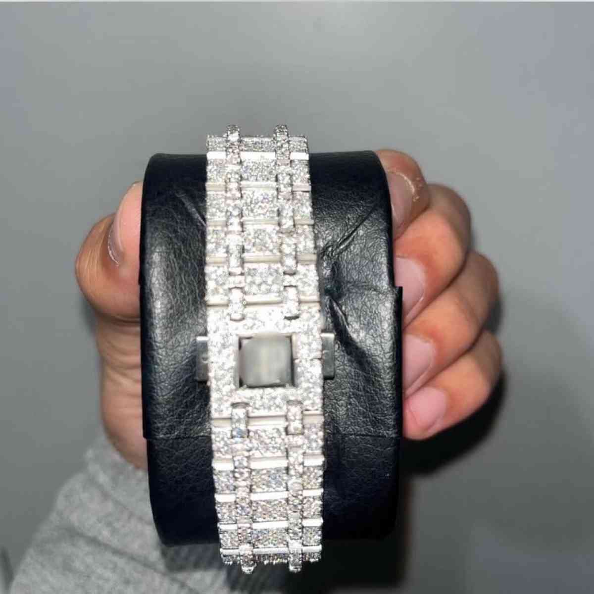 men vvs mossinite ap watch great condition