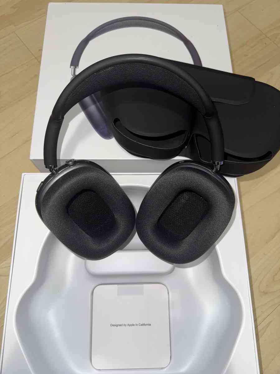 Apple AirPod Maxs Space Gray