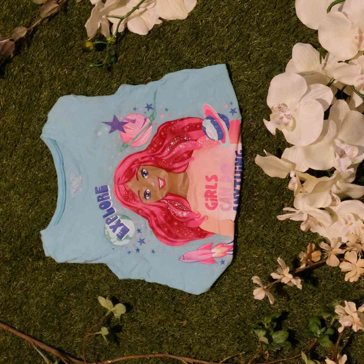 Blue Girls Explore graphic tee