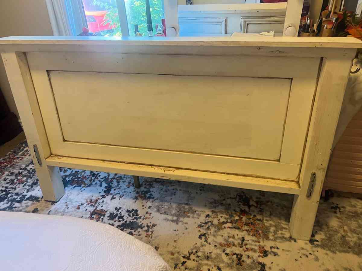 Distressed queen bed set - Brigham City, Utah - FleaMarketBay