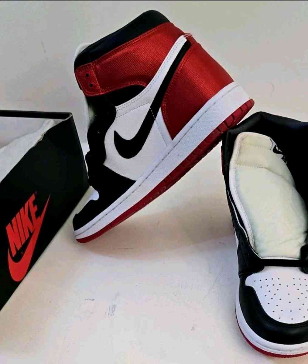 Size 85  Air Jordan 1 Retro High Satin Black Toe W