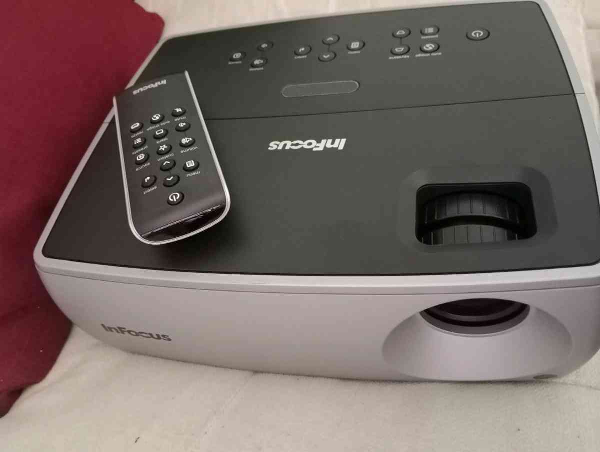 InFocus IN2102 Projector With Remote