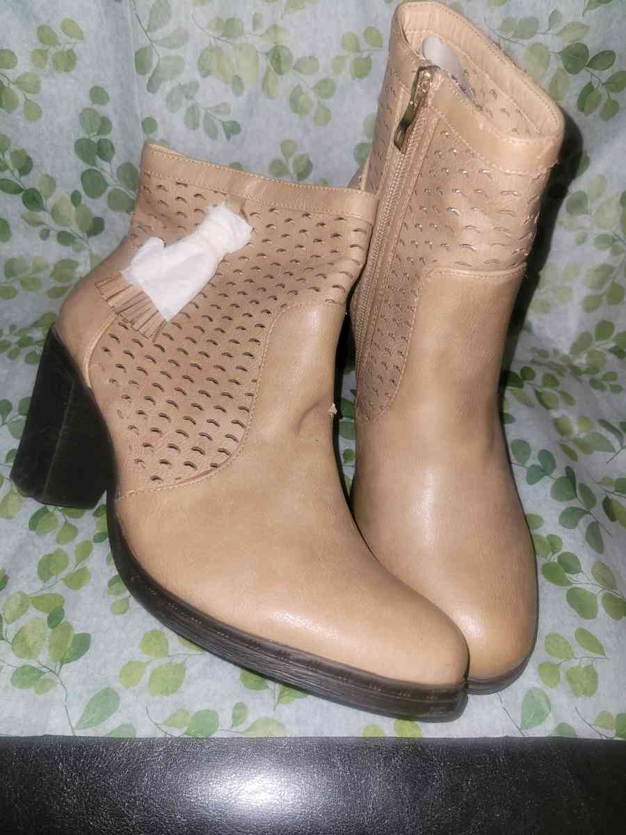 TAN BOOTS