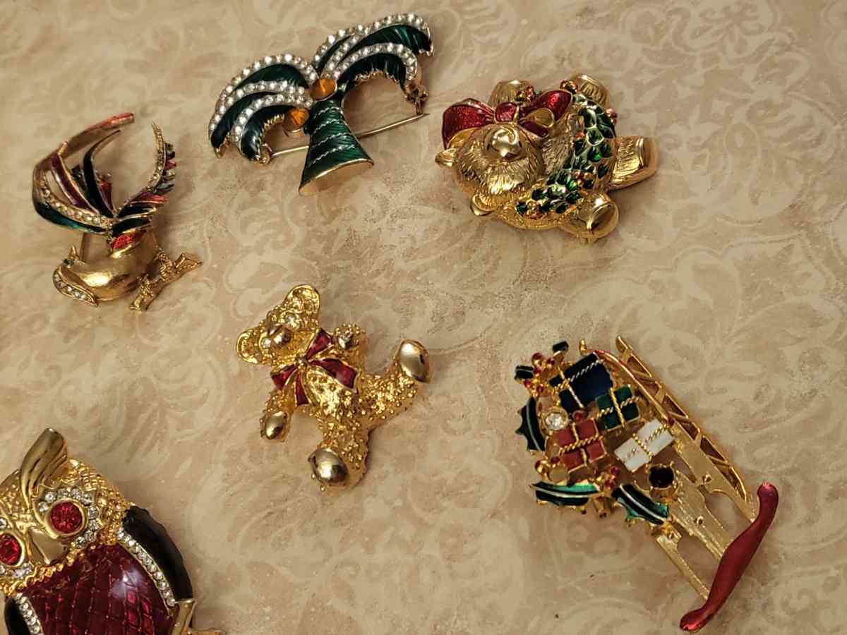 COLLECTION  OF HOLIDAY  BROOCHES - Vacaville, California - FleaMarketBay