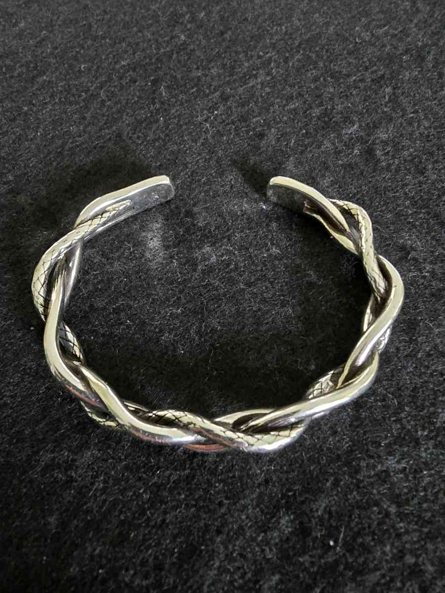 925 Sterling Cross Silver Cross Twist Bracelet - Simsbury, Connecticut - FleaMarketBay
