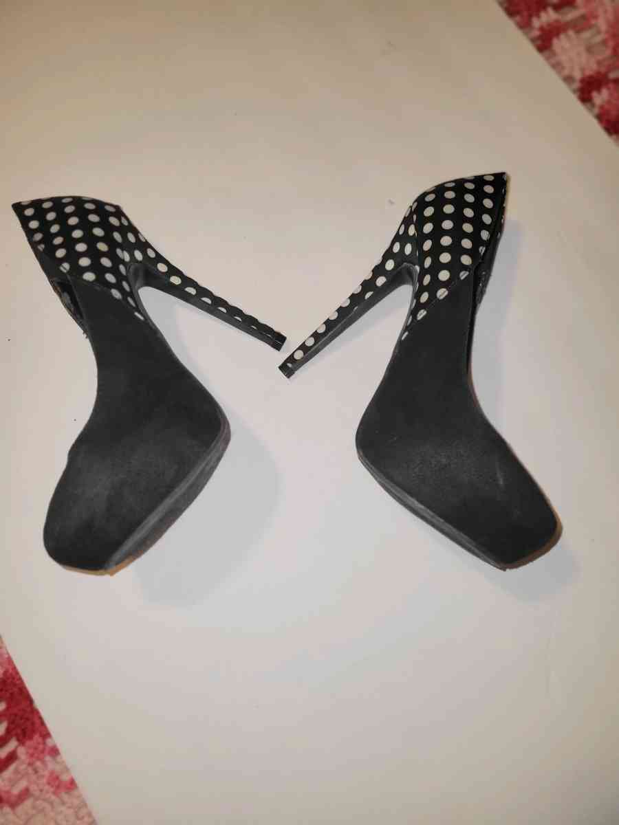 Kardashian ladies high heels