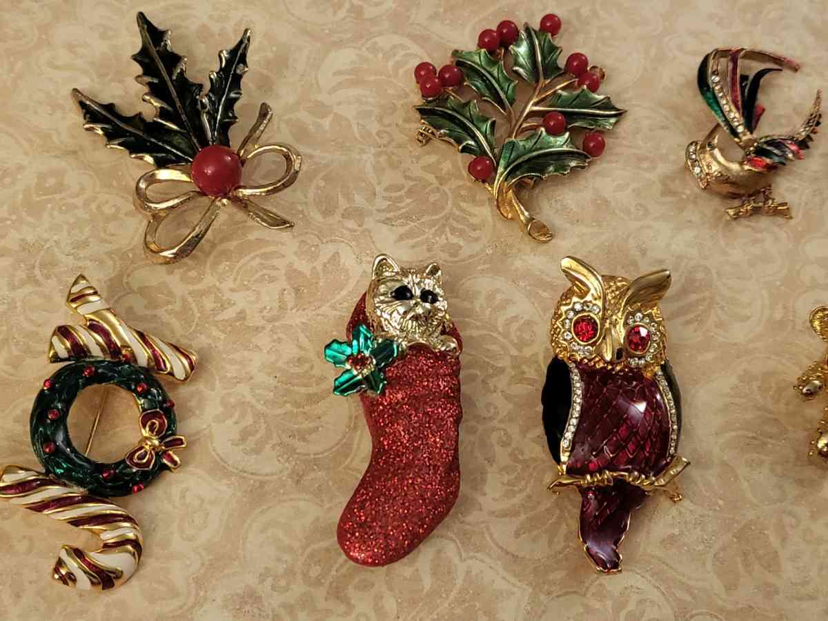 COLLECTION  OF HOLIDAY  BROOCHES - Vacaville, California - FleaMarketBay
