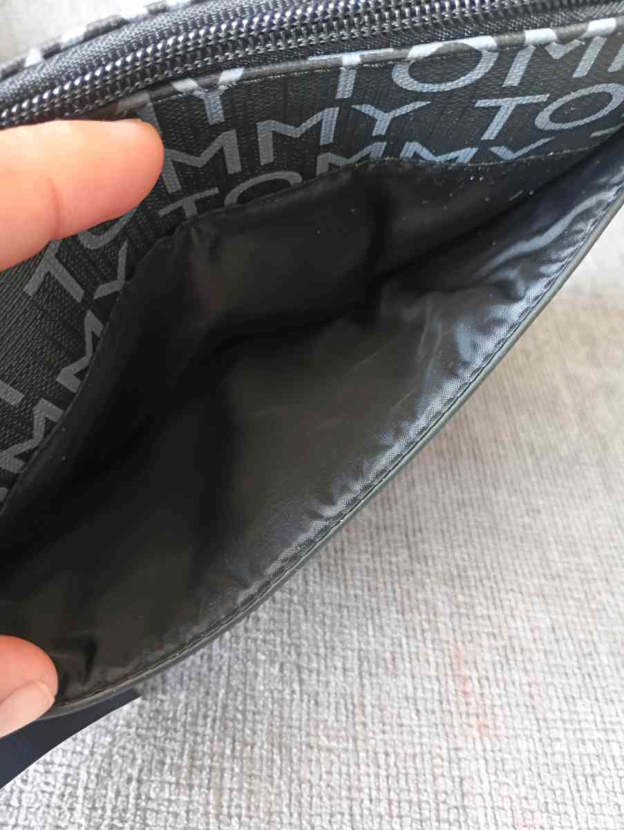 Tommy Hilfiger wristlet Wallet