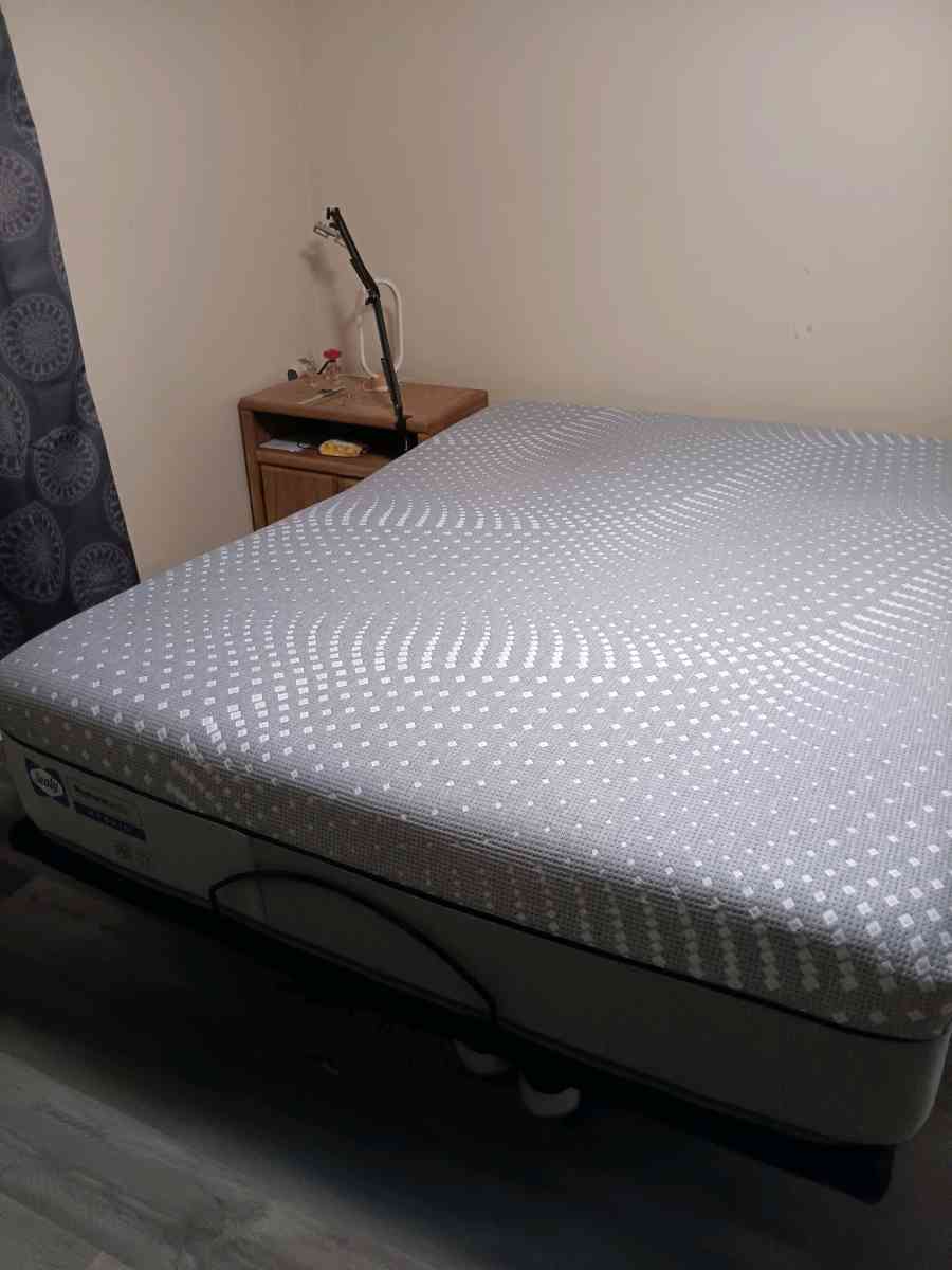 posturepedic hybrid valley road white queen mattress - Cocoa, Florida - FleaMarketBay