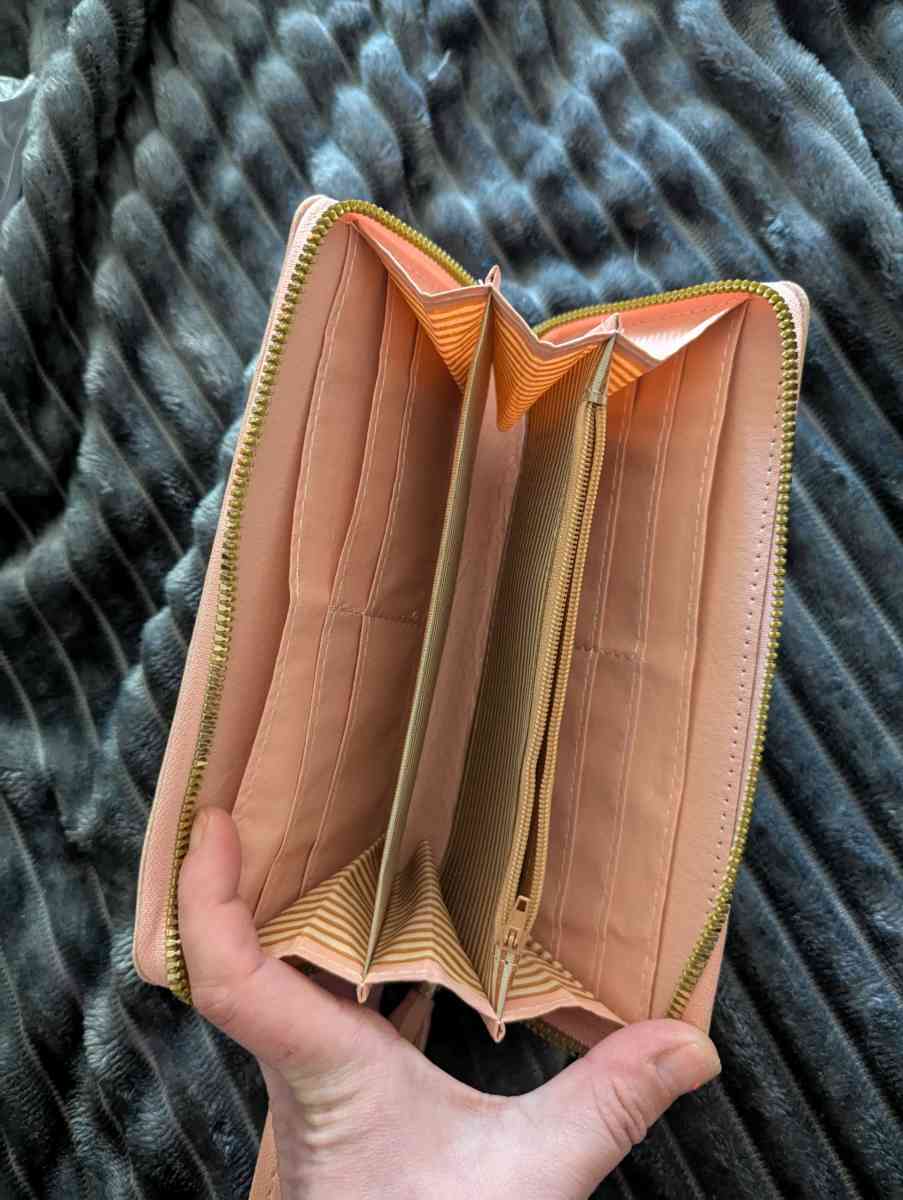 brand new pink wristlet wallet - Bristol, Pennsylvania - FleaMarketBay