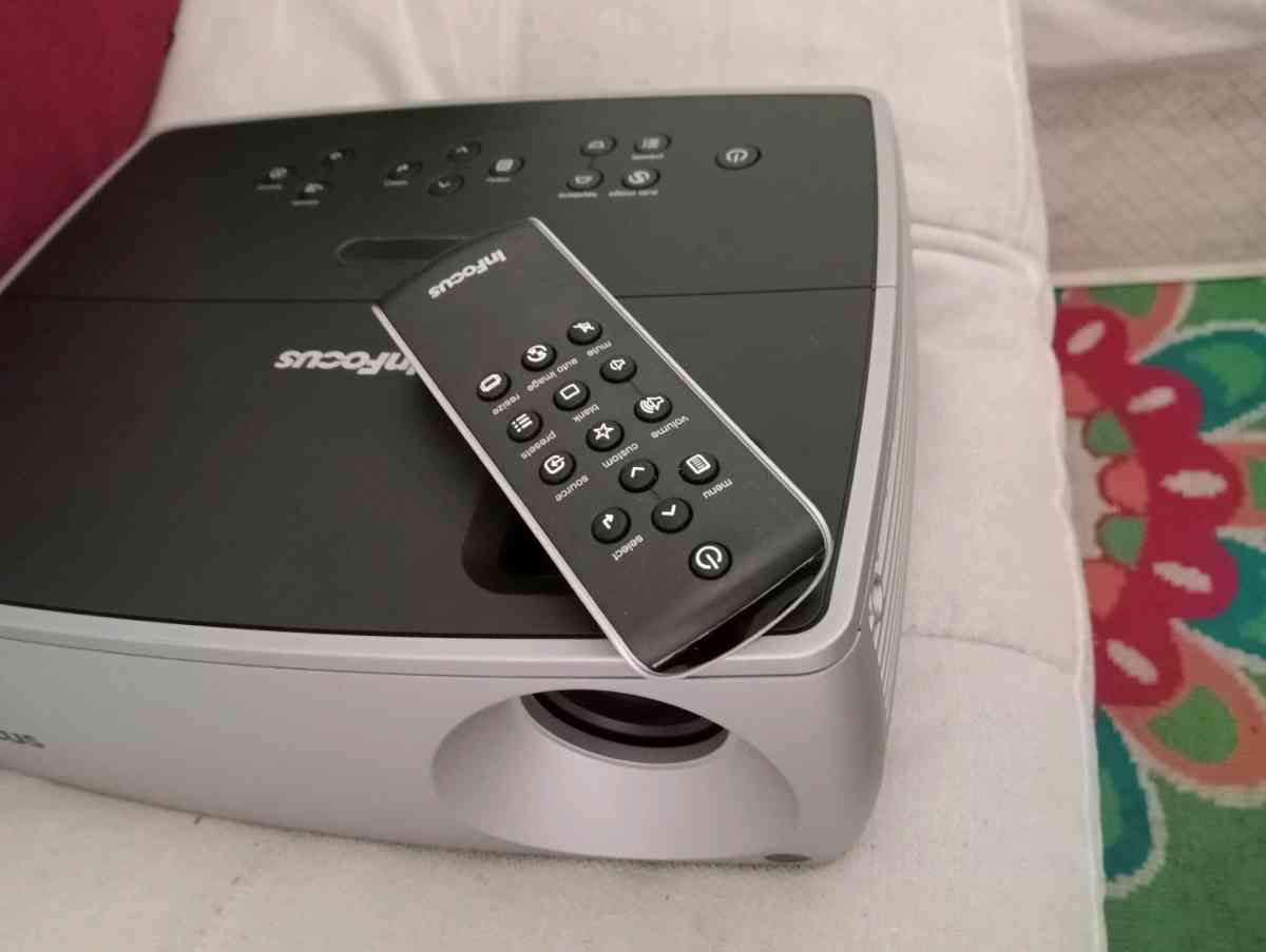InFocus IN2102 Projector With Remote