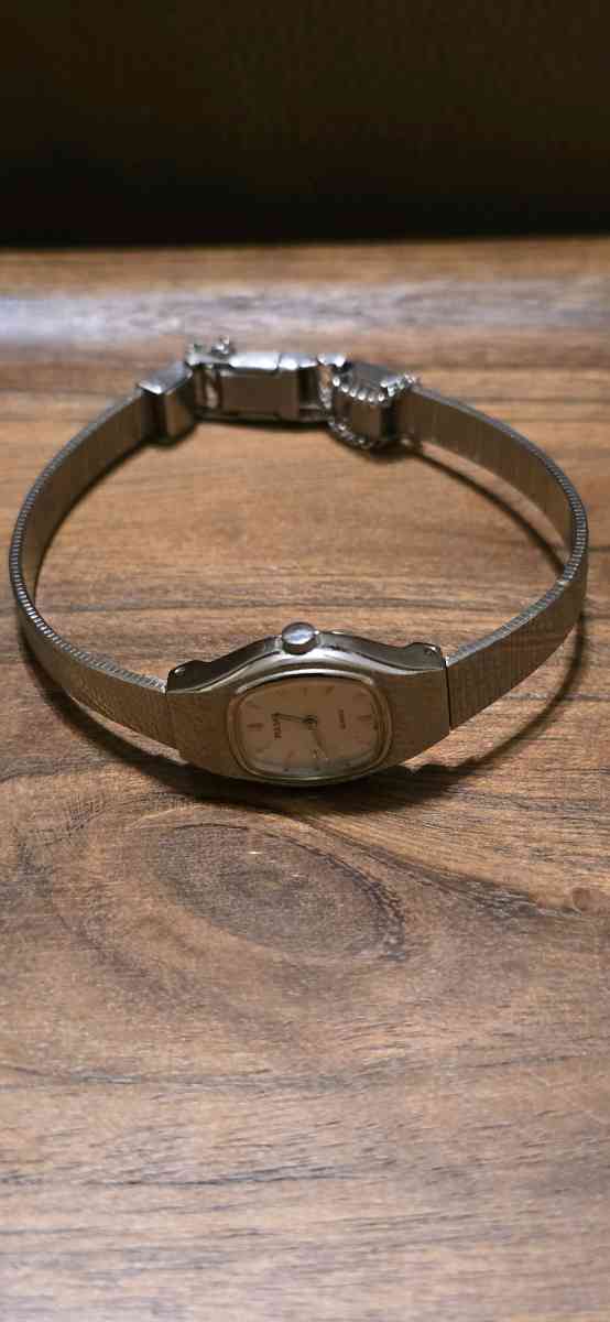 vintage ladies pulsar quartz watch