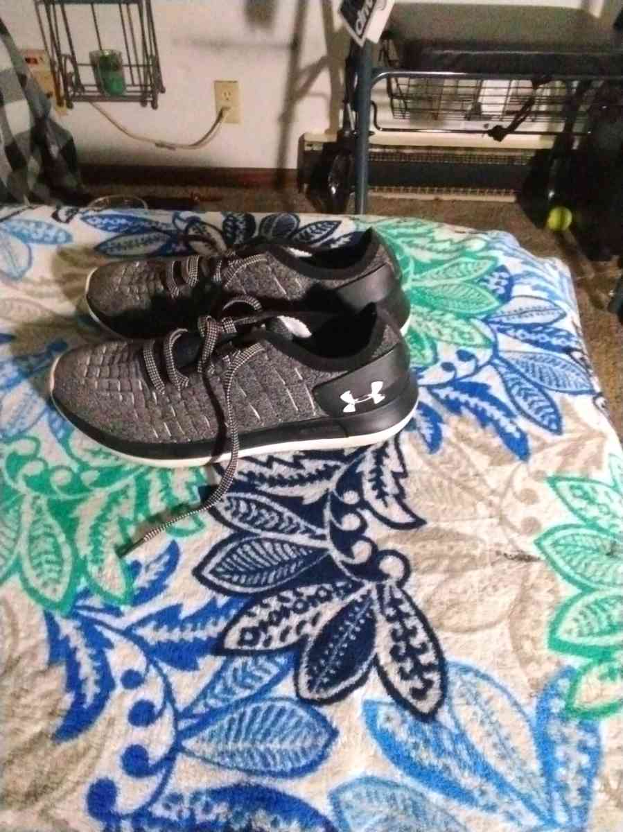 Under Armour size 9 womans sneakers great shape