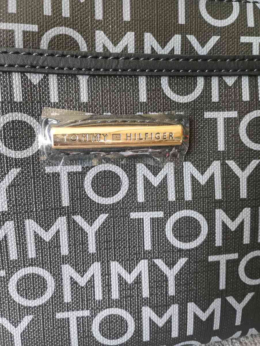 Tommy Hilfiger wristlet Wallet