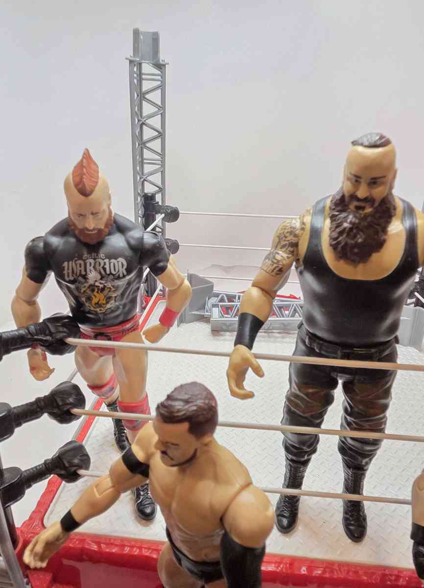 WWE Create Your Own Ring Playset  6 Superstar Figures