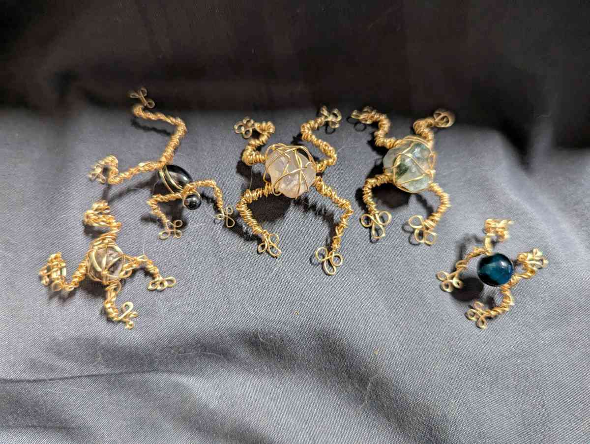 Wire And Stone Creatures - Hamilton, Ohio - FleaMarketBay