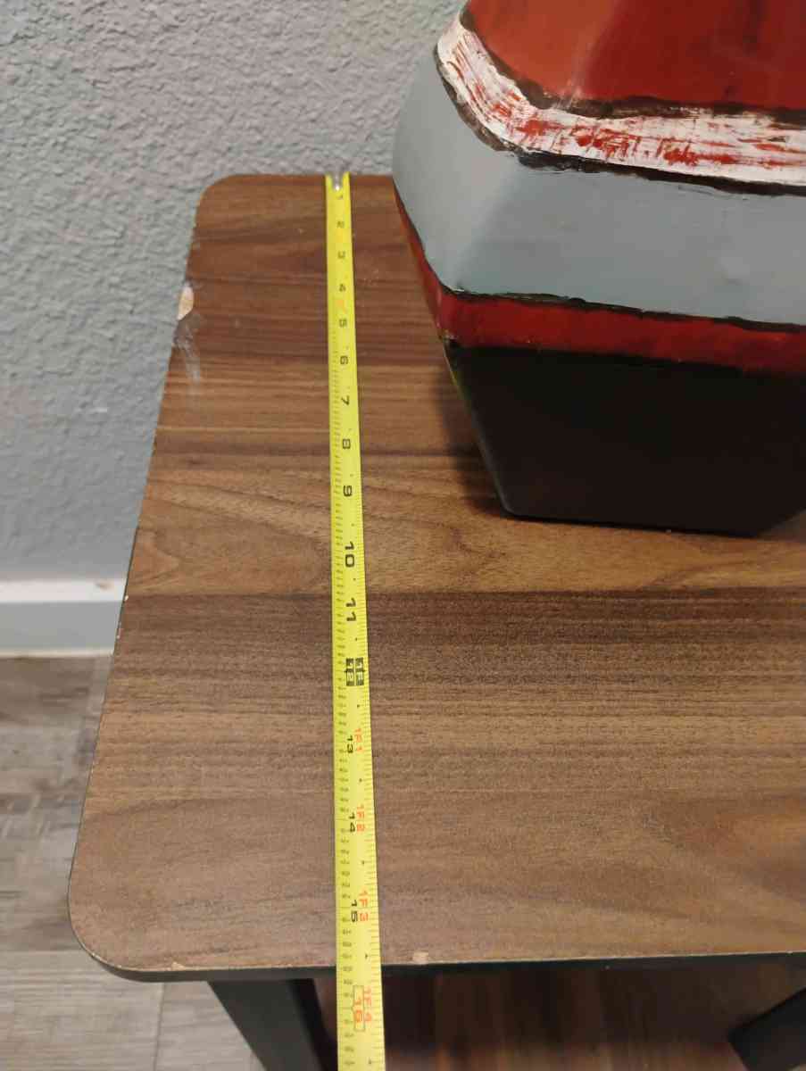 mesita con jarron decorativo