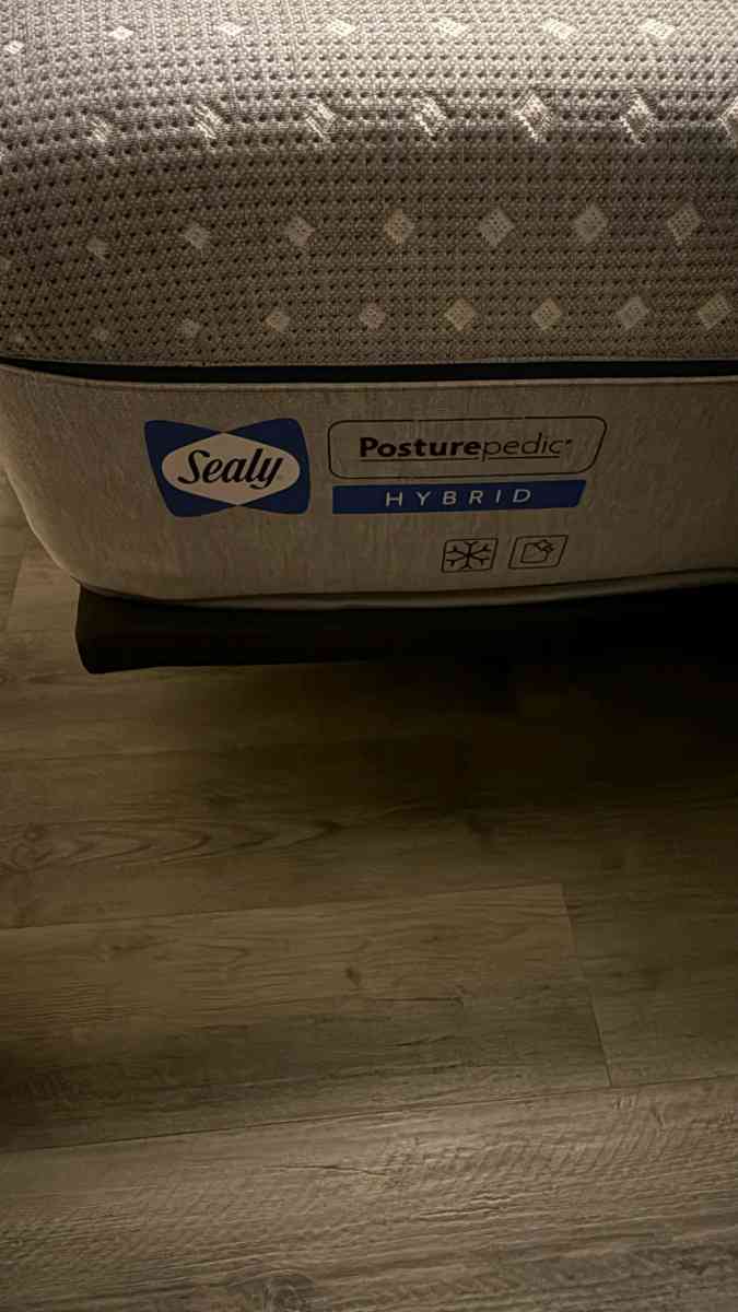 posturepedic hybrid valley road white queen mattress - Cocoa, Florida - FleaMarketBay