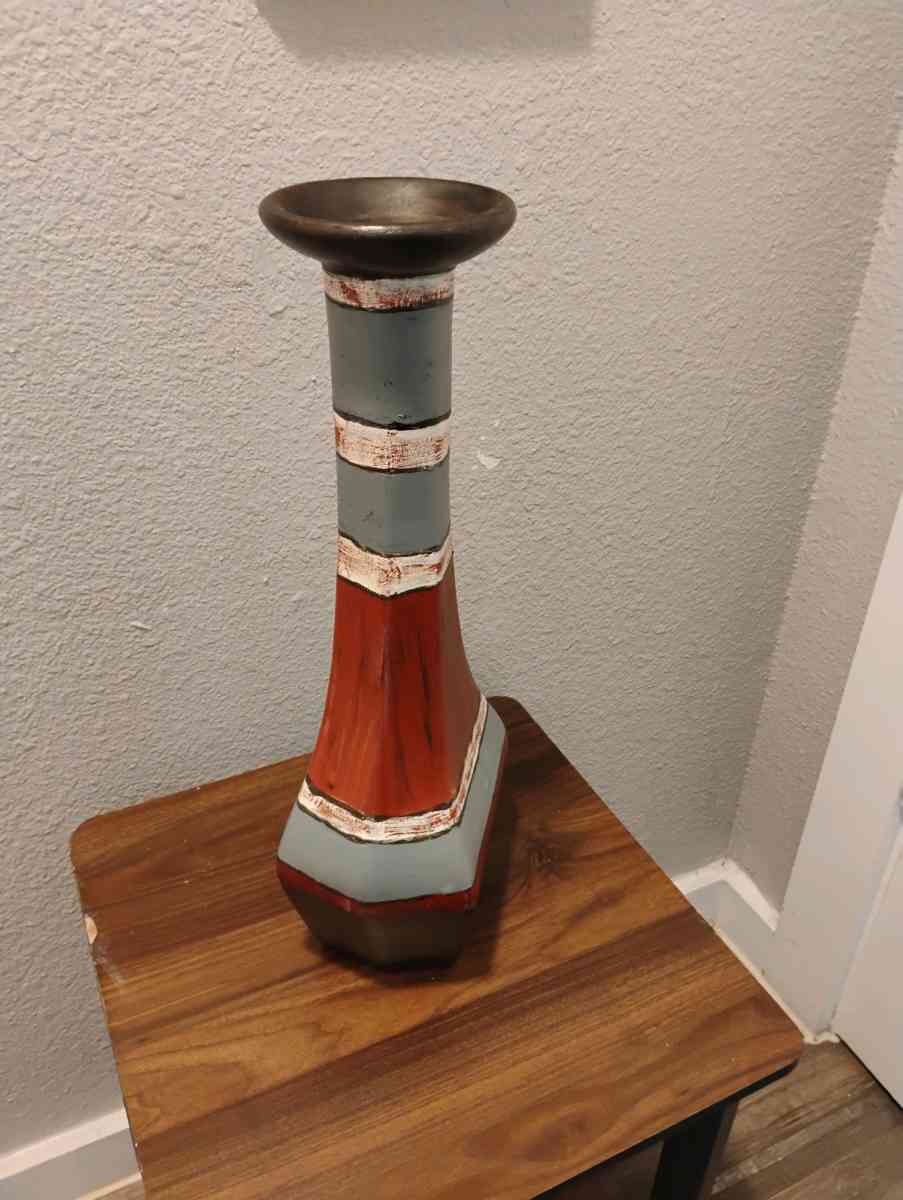 mesita con jarron decorativo