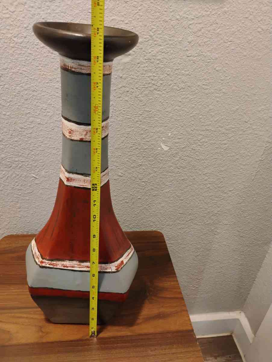 mesita con jarron decorativo