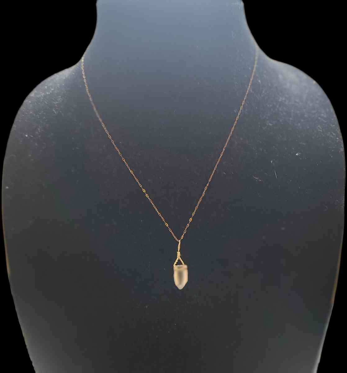 Elegant Gold Pendant Necklace