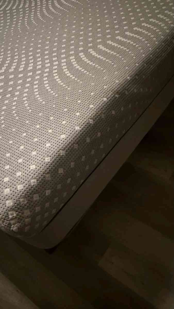 posturepedic hybrid valley road white queen mattress - Cocoa, Florida - FleaMarketBay