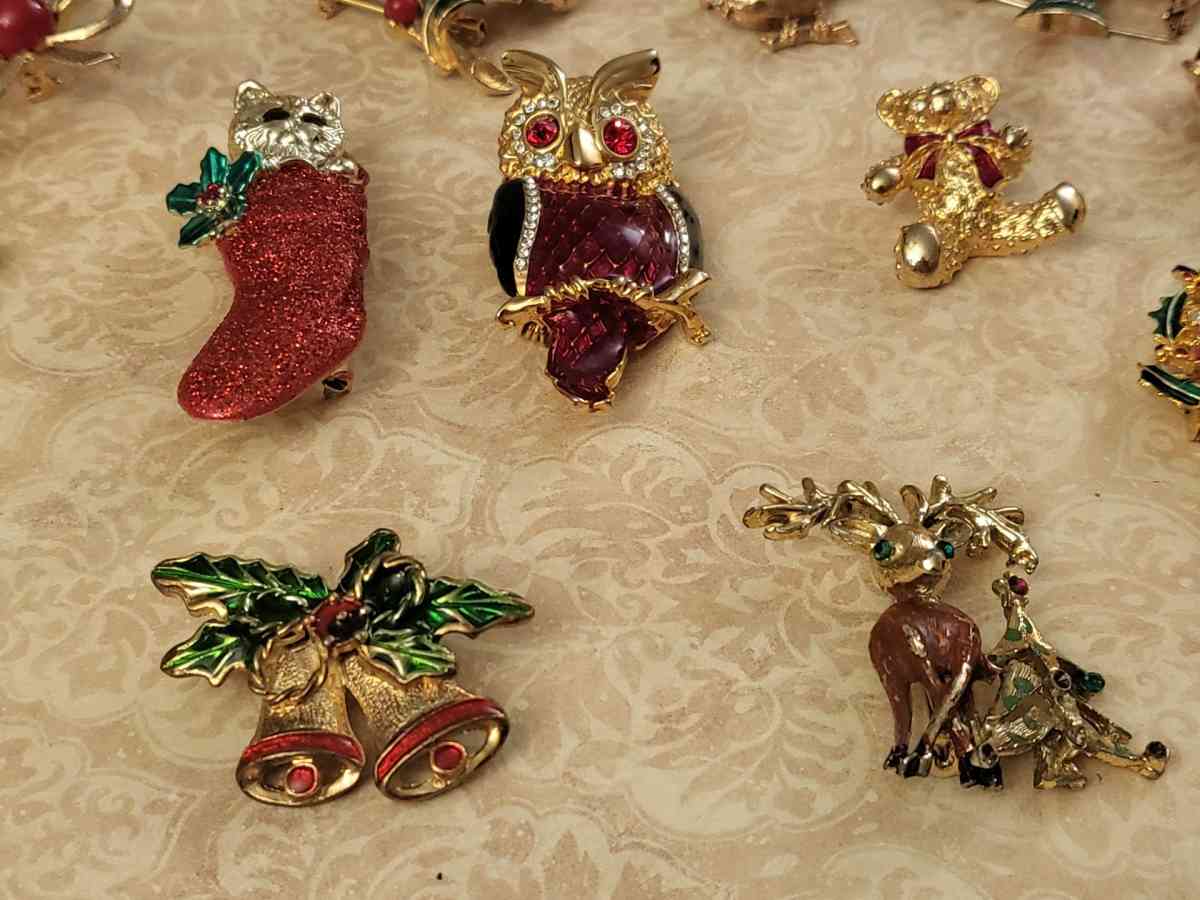 COLLECTION  OF HOLIDAY  BROOCHES - Vacaville, California - FleaMarketBay