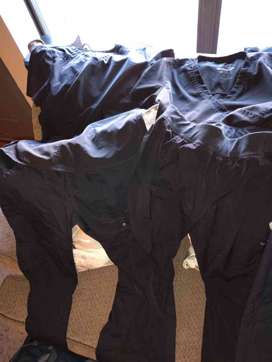 scrubs black small