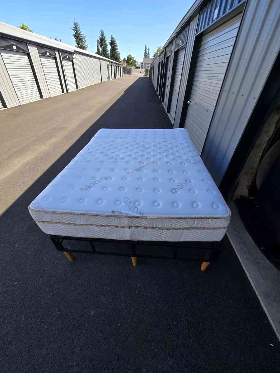 Great condition Saatva Classic Queen Mattress - Wilsonville, Oregon - FleaMarketBay