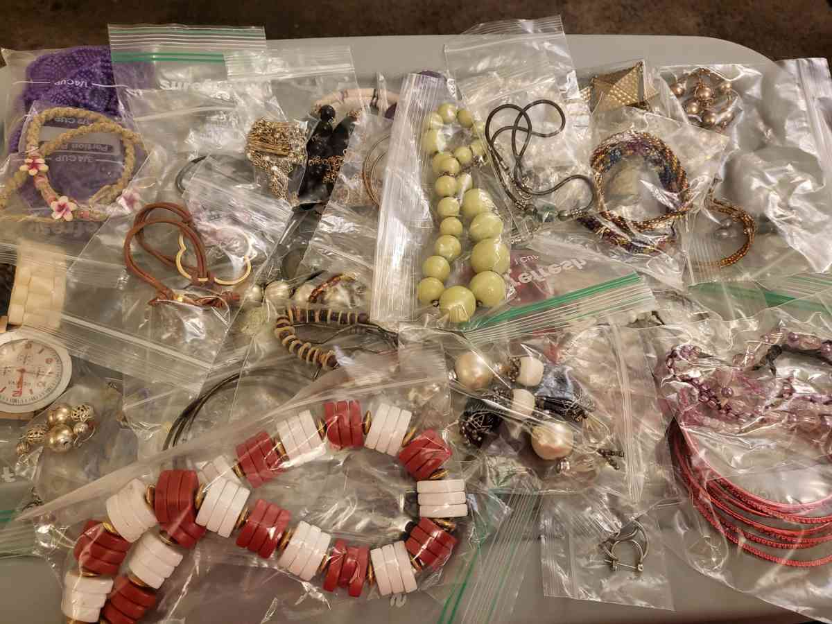 ASSORTED JEWELER  COLLECTION - Vacaville, California - FleaMarketBay