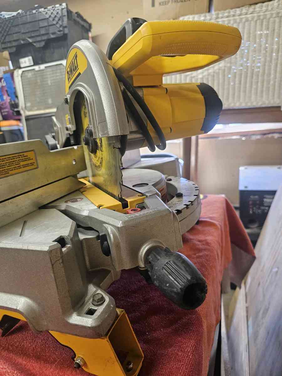 DeWalt 15 amps 12 in Corded DualBevel Compound Miter Saw