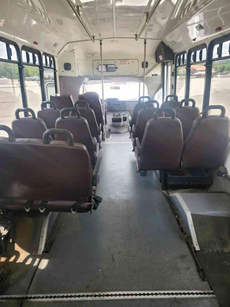 2011 Ford E450 Shuttle Bus