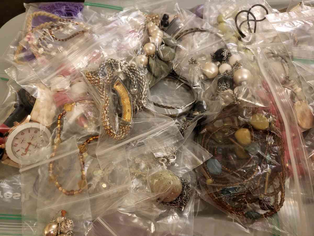 ASSORTED JEWELER  COLLECTION - Vacaville, California - FleaMarketBay