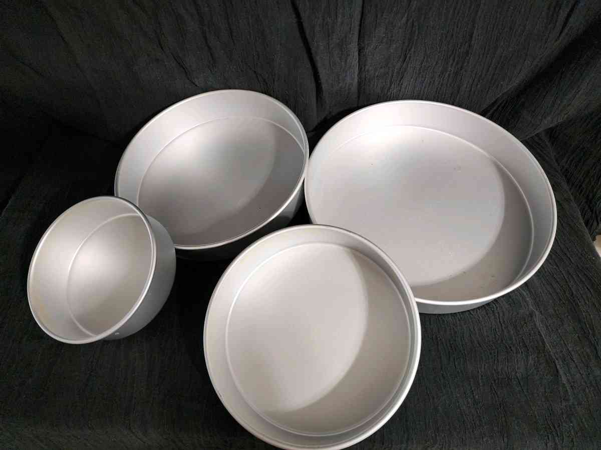 set of 4 Wilton cake pans - Knoxville, Tennessee - FleaMarketBay