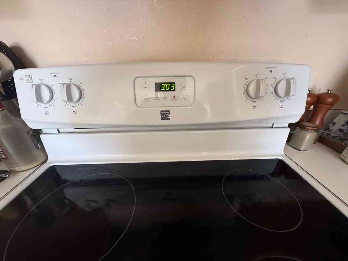 Kenmore Electric Range  2 Years Old  Excellent Condition