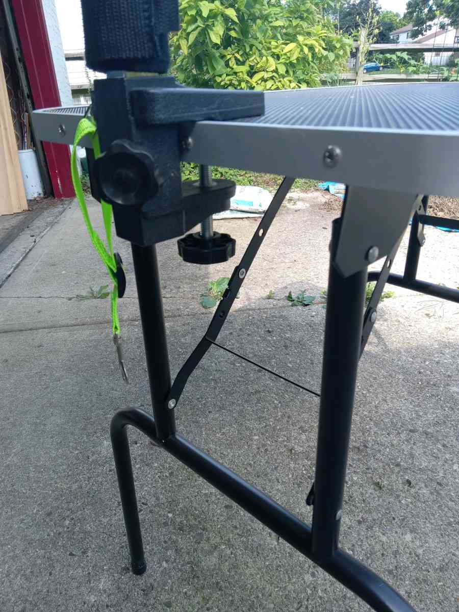 Foldable grooming table with adjustable arm - Columbus, Ohio - FleaMarketBay