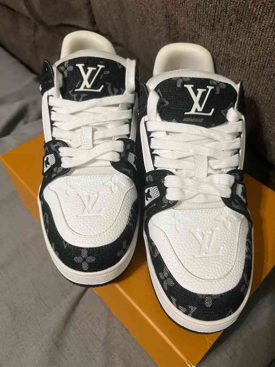 Lv trainers size 10 - Hendersonville, Tennessee - FleaMarketBay
