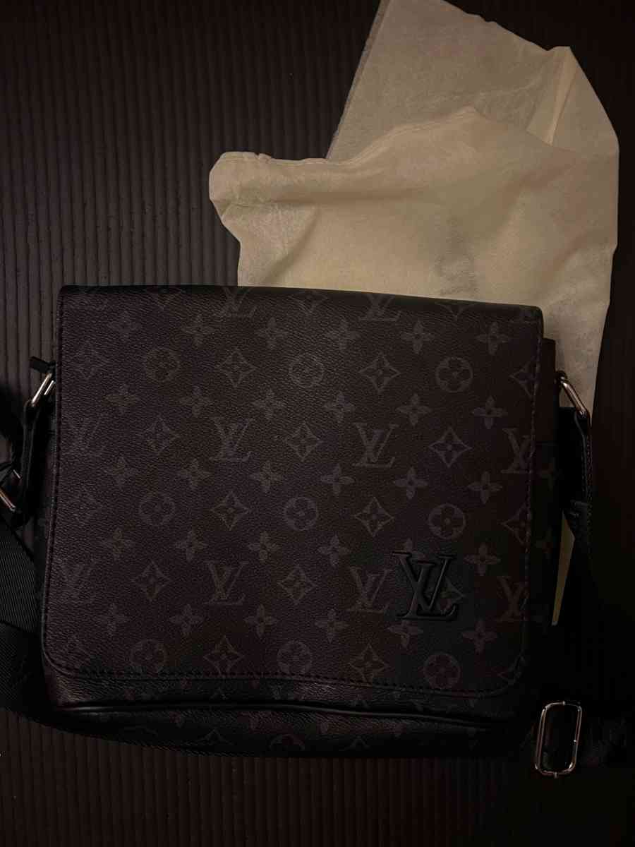 LV Messenger Bag  11 Rep  Crossbody  Unisex  Fast Shipping - Salem, Massachusetts - FleaMarketBay