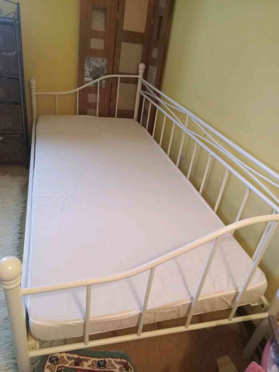 White metal frame daybed - Columbus, Ohio - FleaMarketBay
