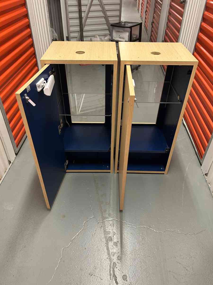 A PAIR OF DISPLAY CASES - Rochelle Park, New Jersey - FleaMarketBay