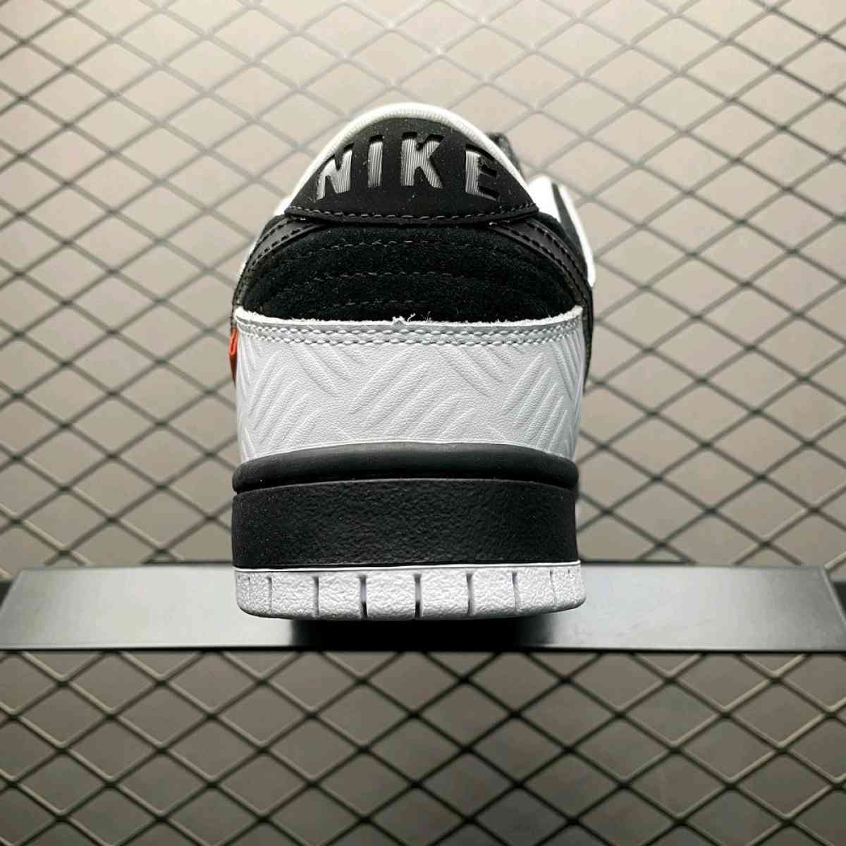 TIGHTBOOTH x Nike SB Dunk Low PRO