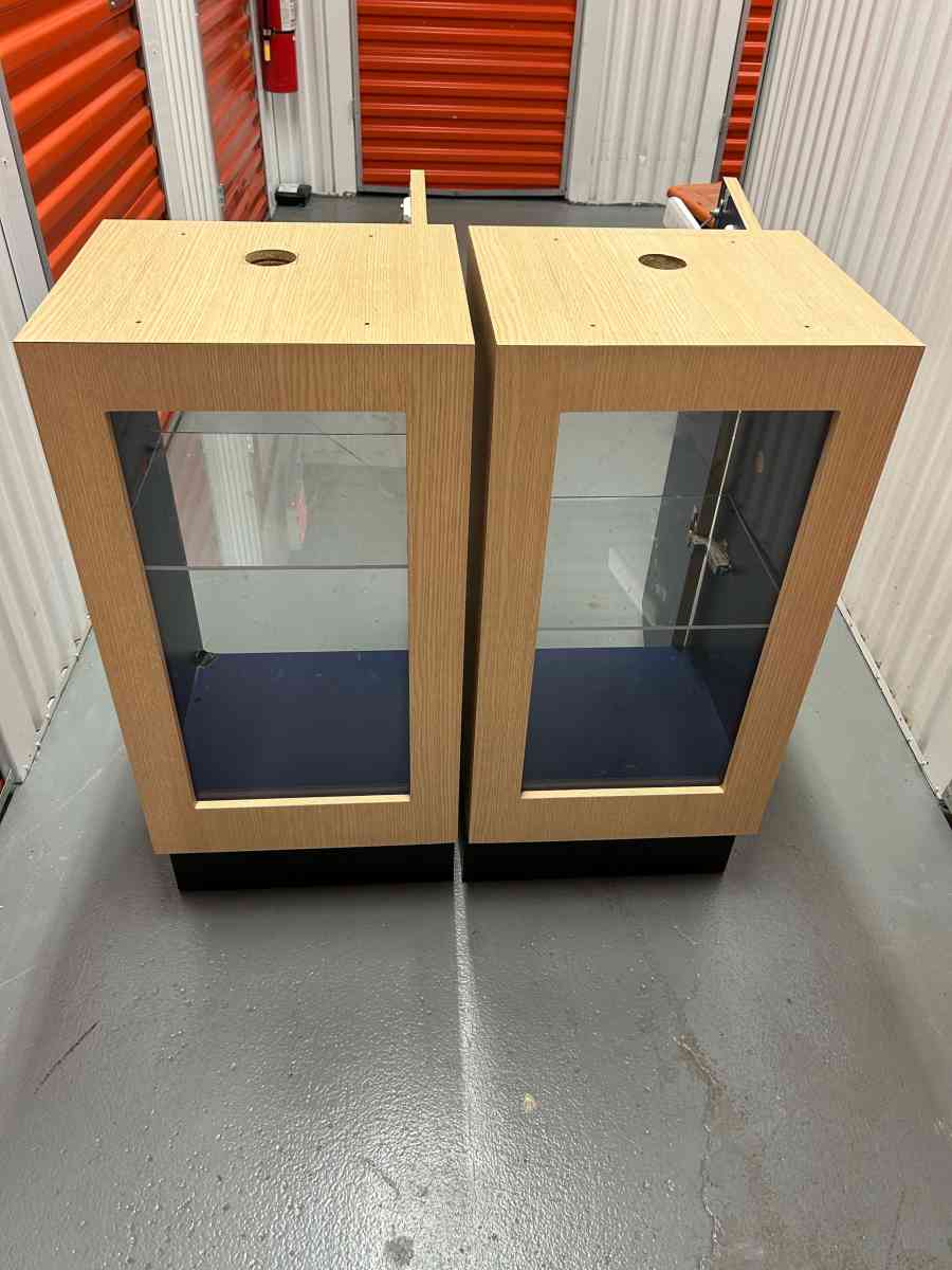 A PAIR OF DISPLAY CASES - Rochelle Park, New Jersey - FleaMarketBay