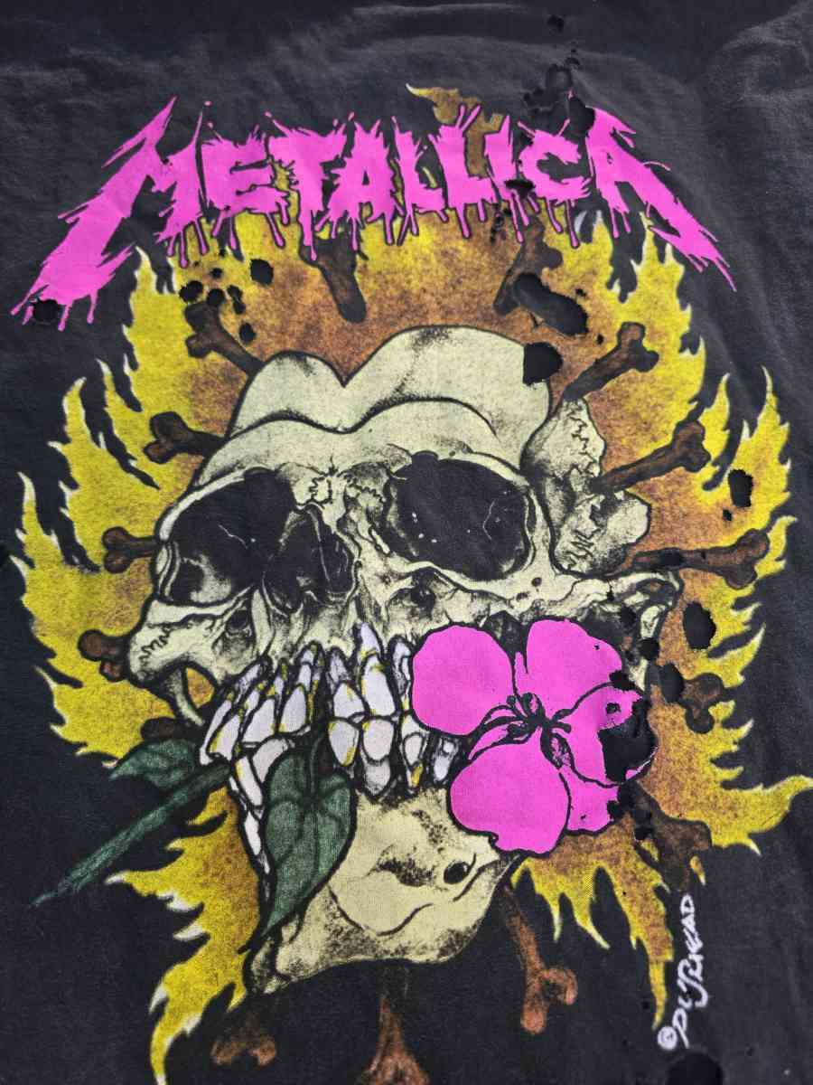 Metallica shirt size os