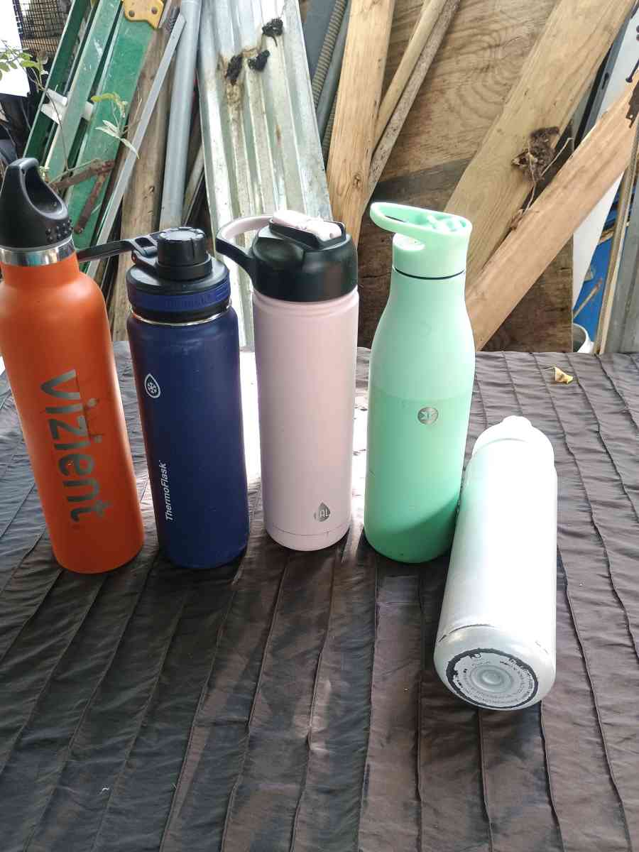 Stainless steel water bottles 16 pieces for 6000 or 500 each