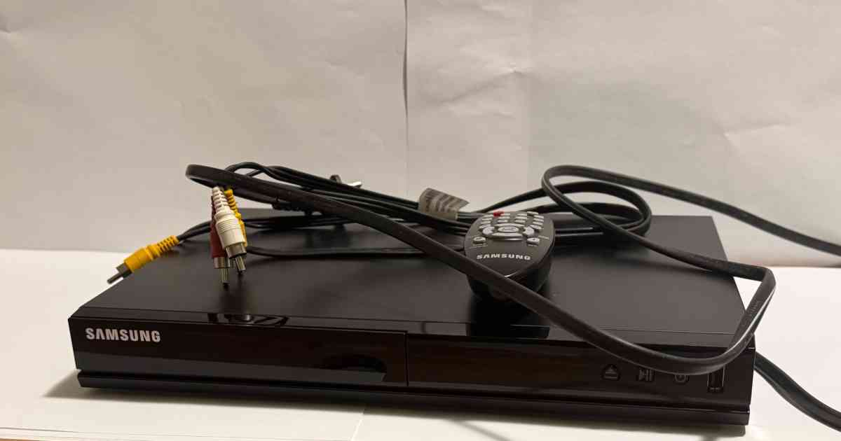 Samsung DVDE360 DVD Player Black with Remote